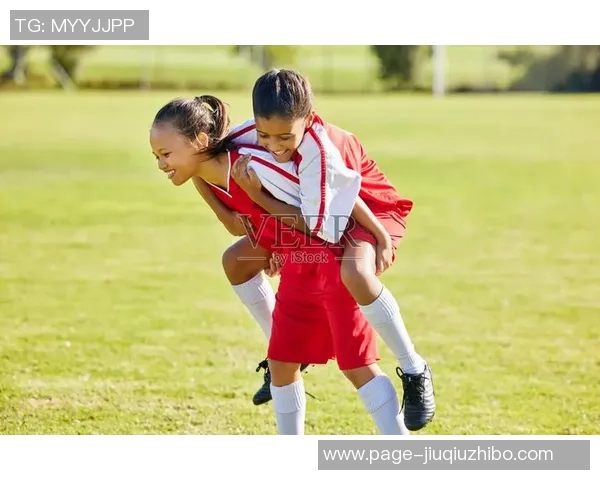 在足球场上感受激情与团队合作的魅力与挑战 在足球场上感受激情与团队合作的魅力与挑战