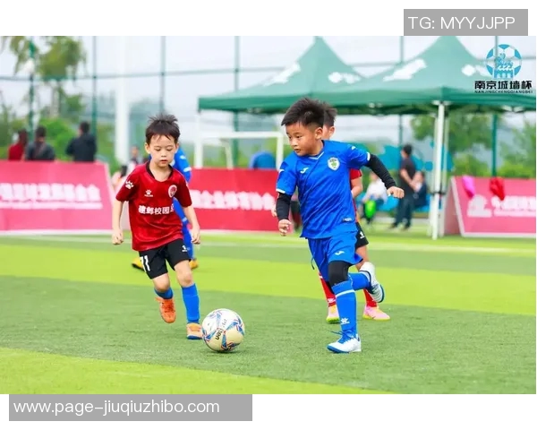 足球直击赛场瞬间精彩回顾与分析让你领略足球魅力的每一刻 足球直击赛场瞬间精彩回顾与分析让你领略足球魅力的每一刻